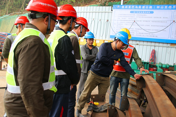 圖一：召開進(jìn)洞前現(xiàn)場會議，檢查鋼拱架.jpg