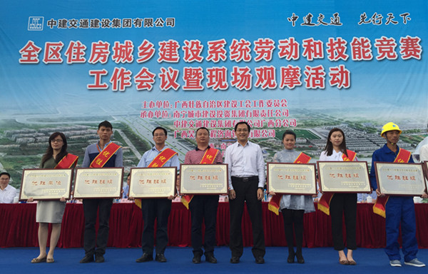 民族大道1標(biāo)項(xiàng)目經(jīng)理韋永昌（左四）上臺領(lǐng)獎(jiǎng).jpg